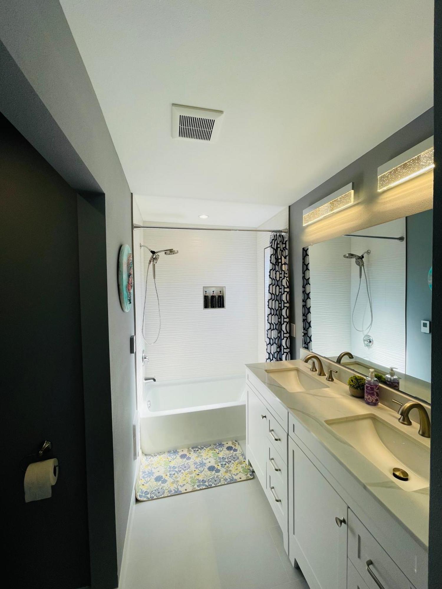 Green Lake 1St Line Home A With Central Air Conditioners Seattle Eksteriør bilde
